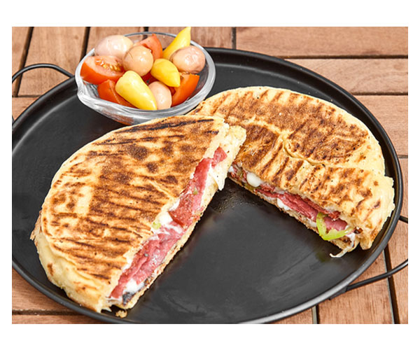 Kaşarlı-Sucuklu Bazlama Tost