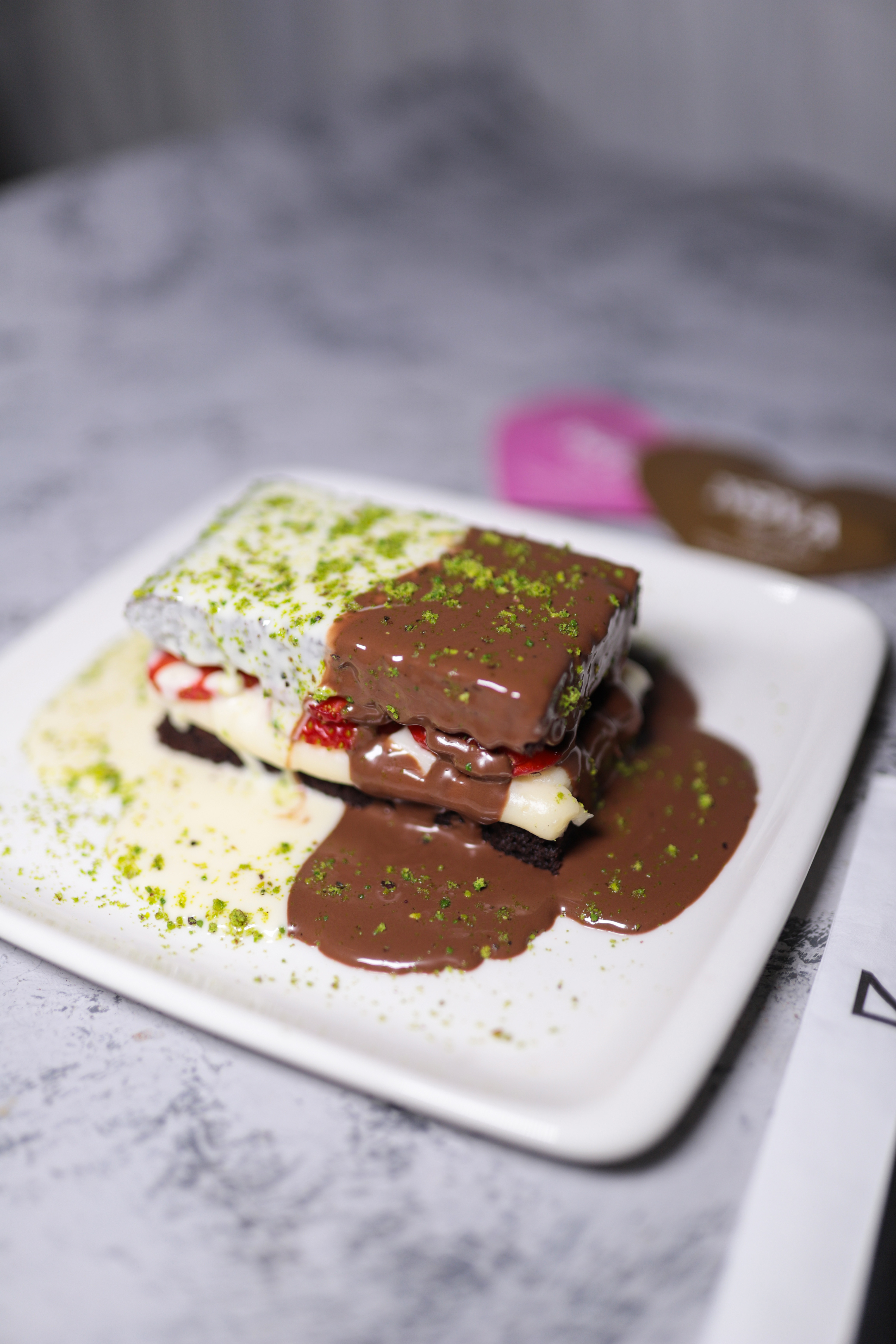 ÇİLEKLİ BROWNİE