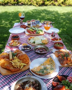 Yel Bahçe Lunch kapak görseli